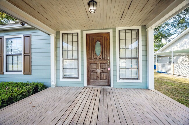 Building Photo - Adorable Updated Cottage in Pascagoula
