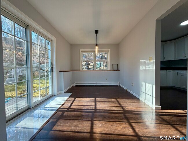 Building Photo - 154 E Main St