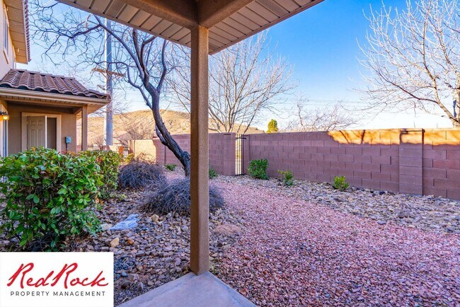Building Photo - Beautiful 3 bedroom, 2.5 bathroom Townhome...