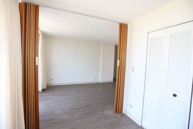 Building Photo - McCully Villa - 1 Bedroom plus Den, 1 Bath...