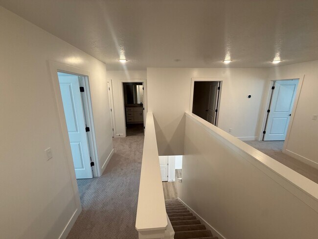 Building Photo - Mapleton TownHome