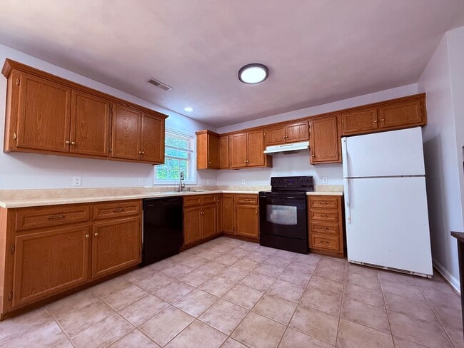 Building Photo - 3 Bedroom, 1.5 Bath Townhouse