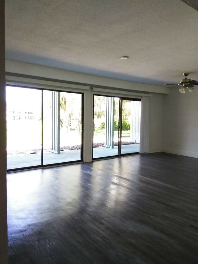 Building Photo - One Bedroom, One Bathroom Condo