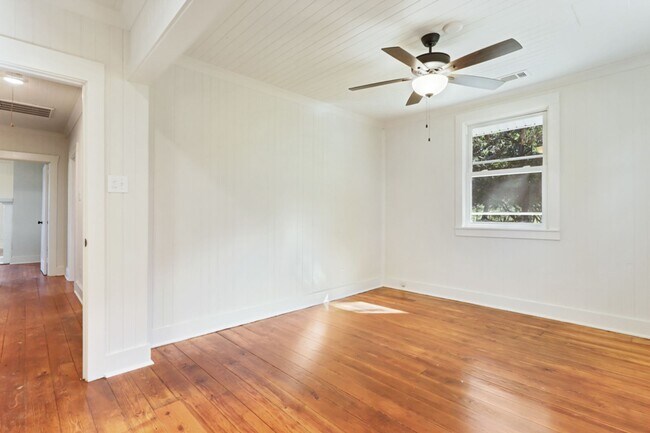 Building Photo - Great location