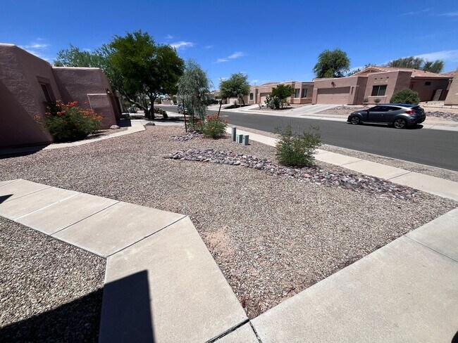 Building Photo - NW- 3 bedroom/ 2 bathroom with 2 car garage