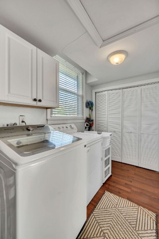 Building Photo - Renovated Ranch, Fenced Yard, Separate Studio