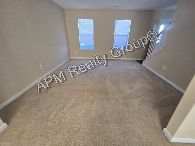 Building Photo - Spacious three bedroom home in the Northeast