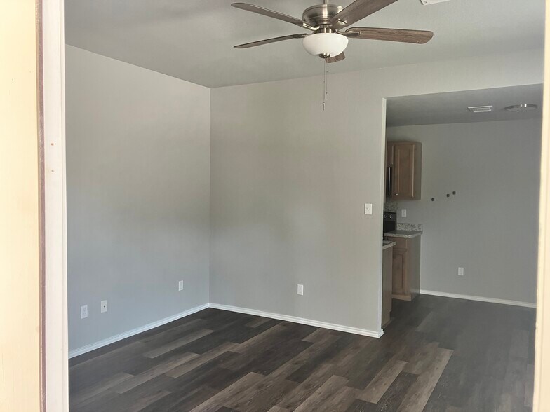 Building Photo - 305 Stoner Way