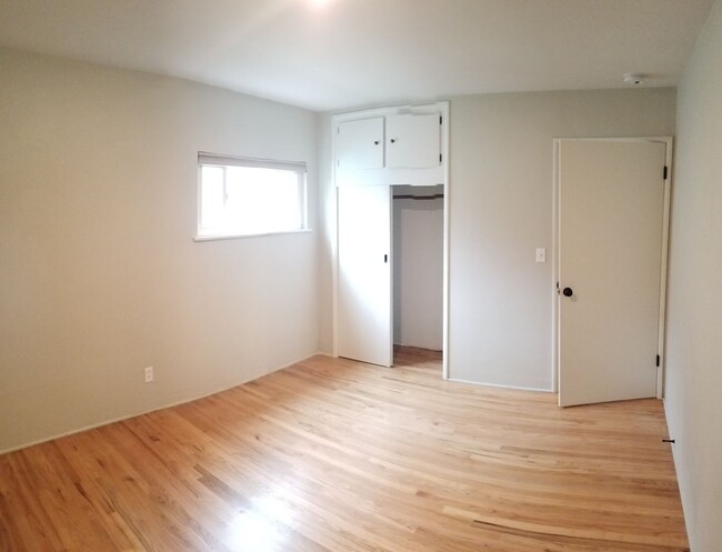 Building Photo - 5 bedrooms 2 baths close to campus and hug...