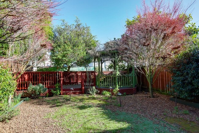 Building Photo - 3 Bed / 2 Bath Cayuga Terrace single family home with garage parking and private backyard. YouTub...