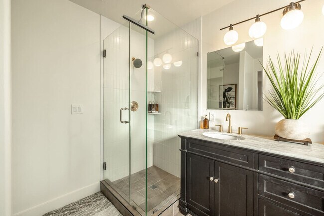 Building Photo - 1157 E Sego Lily Dr