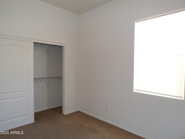 Building Photo - 4995 E Somerset Dr