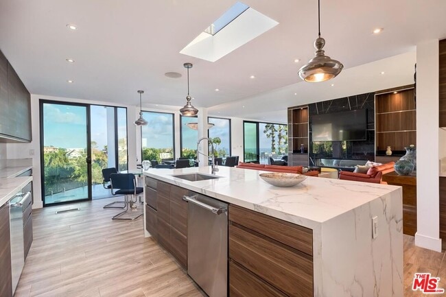 Building Photo - 920 Linda Flora Dr