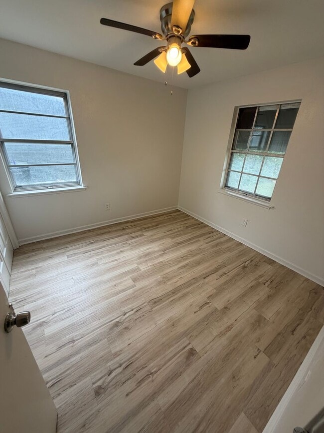 Building Photo - Experience the ultimate comfort of living in a 3-bedroom single-family home today!