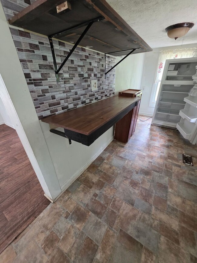 Building Photo - 2BEDROOM 1BATH