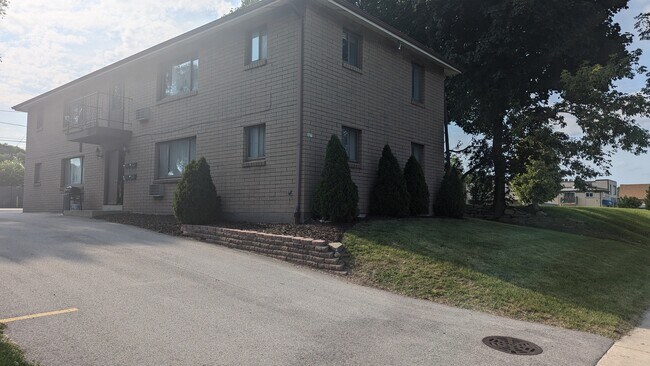 Building Photo - 827 S 84th St
