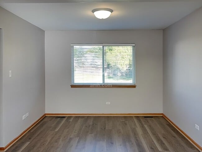 Building Photo - 2438 Foxtail Ct