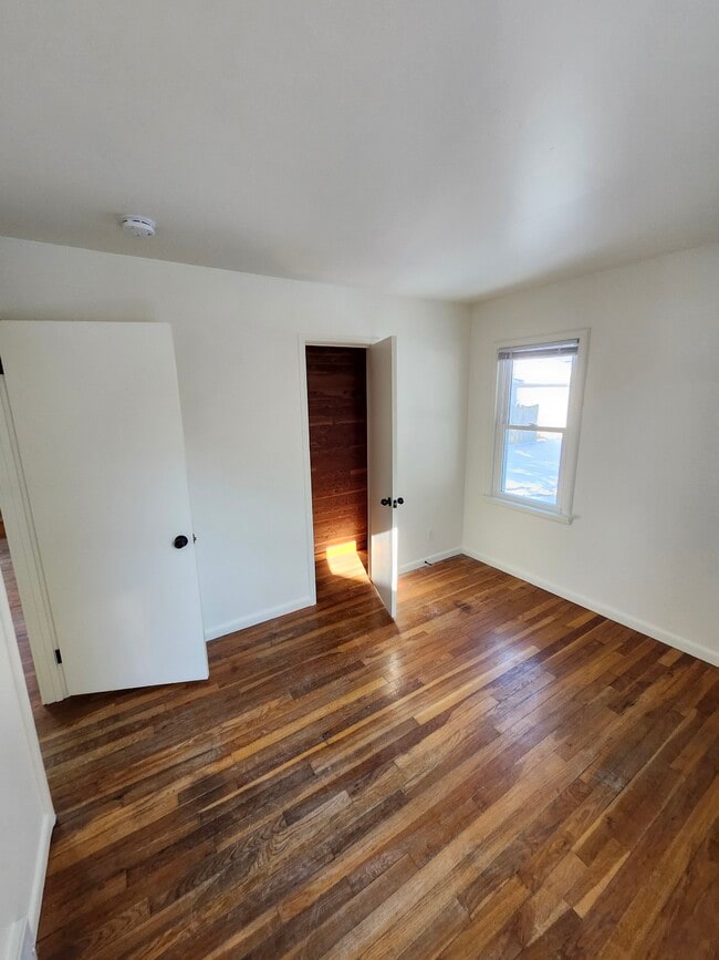 Building Photo - 724 Dewey St