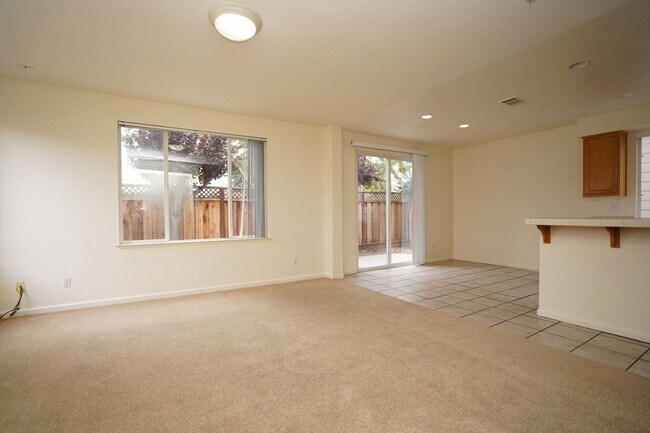 Building Photo - Spacious Home in Excellent Location!