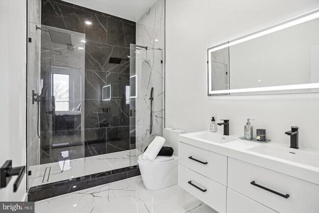 Building Photo - 611 Kennedy St NW