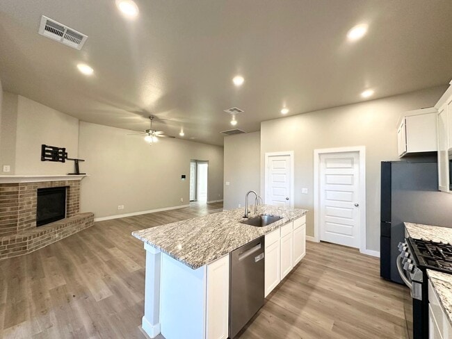 Building Photo - 3 Bed 2 Bath Ready to Rent!