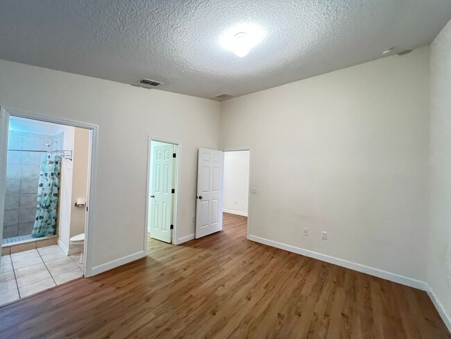 Building Photo - Available April 1st! Beautiful 3BR/2BA in ...