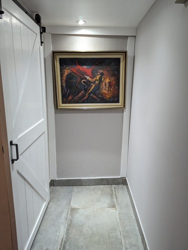 Entrance to bedroom - 521 S Stewart St