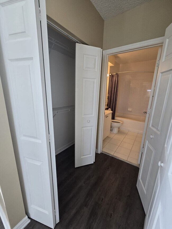Building Photo - RESORT STYLE, BEAUTIFUL 2 BEDROOM AND 2 BATHROOMS ON THE TOP FLOOR