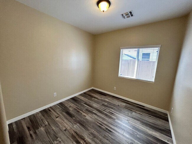 Building Photo - Move-In Special! Updated 3 Bed / 2bath Gilbert Home with New Paint, No Carpet and on the Course