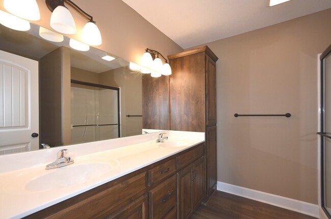 Building Photo - 3 Bedroom 2.5 Bath Duplex