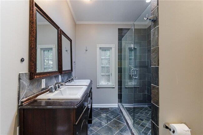 Building Photo - 2311 Pembrook Pl NE