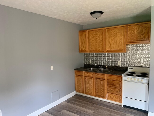 Building Photo - 5340 Beechwood Dr