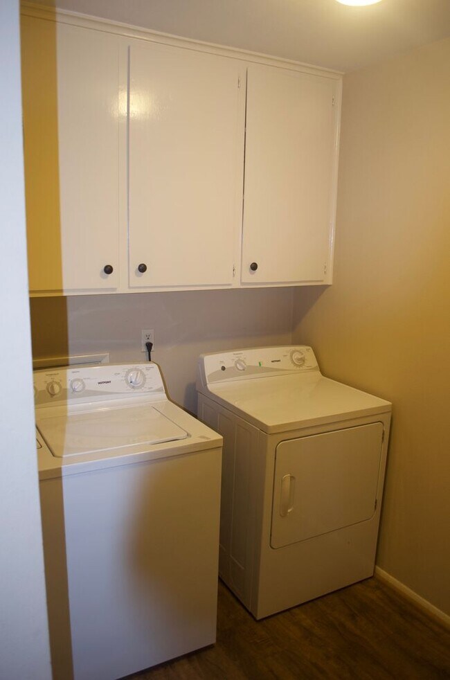 Building Photo - AUGUST PRE-LEASE!  Spacious 4 Bedroom 2 Bathroom Home CLOSE TO CAMPUS