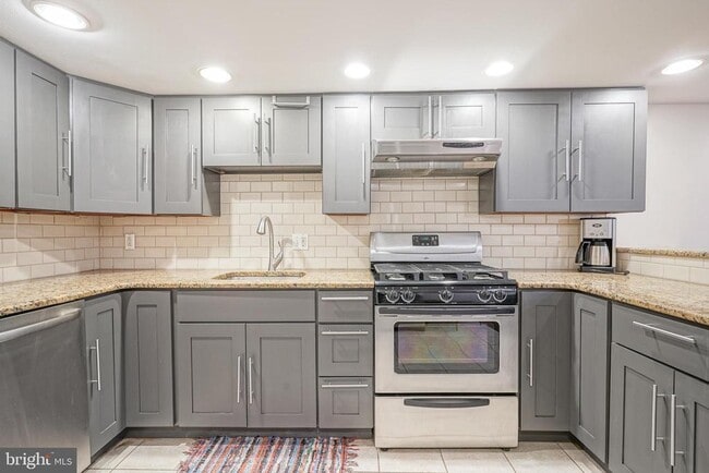 Building Photo - 522 Montrose St