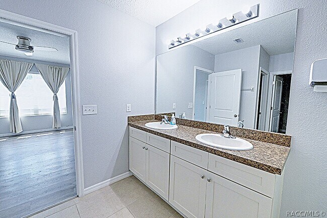 Building Photo - 320 W Runyon Loop