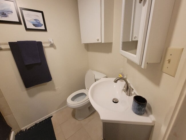 Building Photo - Lovely bottom floor UN-furnished condo Por...