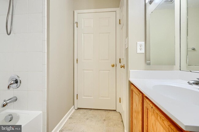 Building Photo - 7211 Lyndsey Way