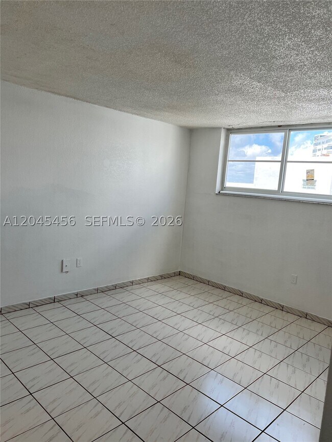 Building Photo - 1750 James 7K