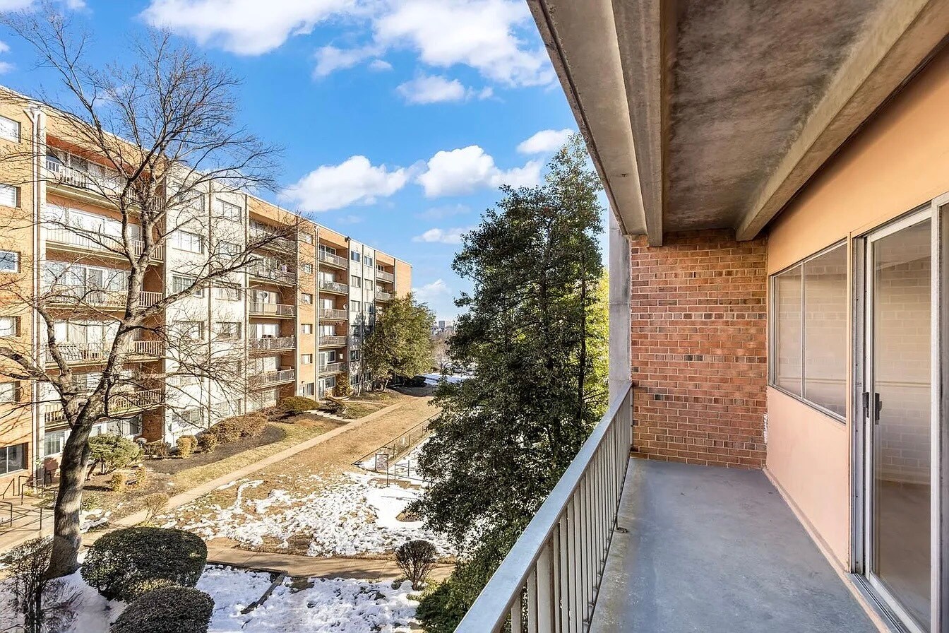 Building Photo - 5851 Quantrell Ave