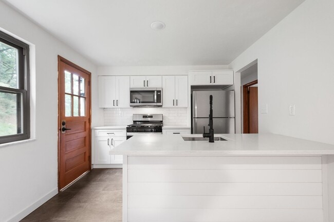 Building Photo - AVAILABLE SEPT 1ST!! BEAUTIFUL 3 BEDROOM I...