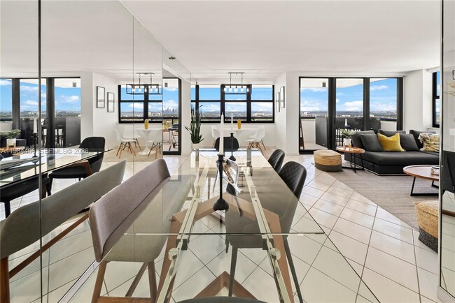 Building Photo - 2555 Collins Ave