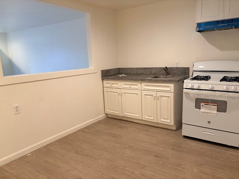 Kichenette - 10952 Rose St