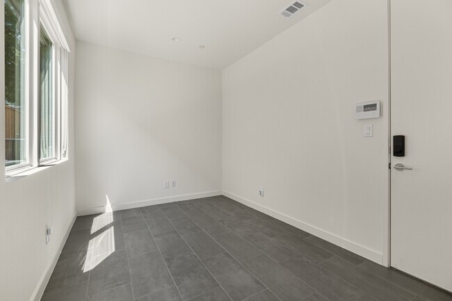 Building Photo - 3 bedroom Lakewood Townhome Walking Distance to Whole Foods and all of your favorites!