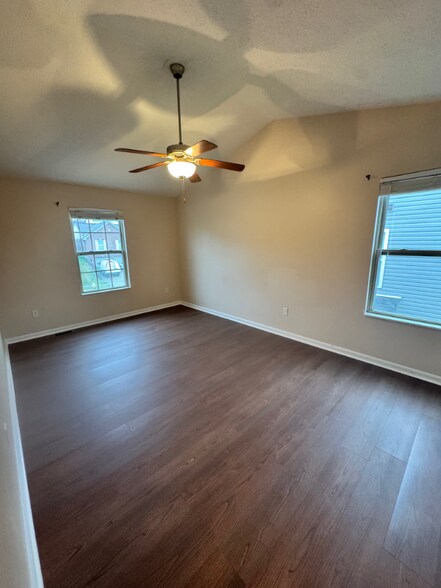 Building Photo - 983 Bandanna Dr