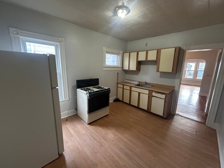 Building Photo - 121 Elba St