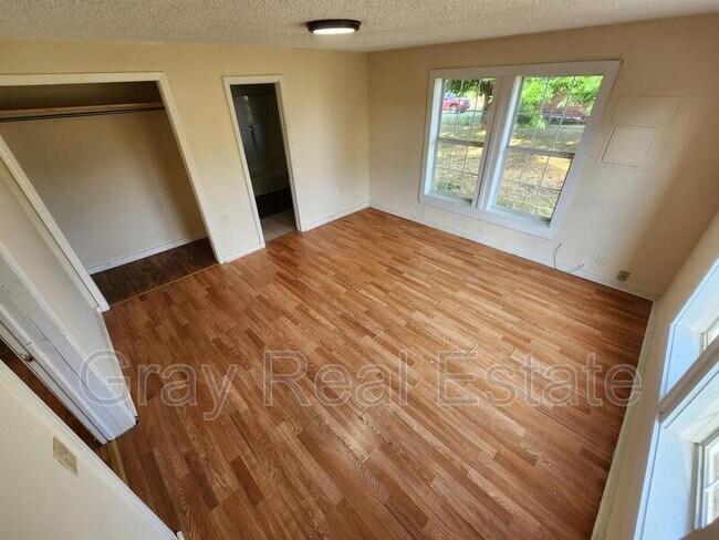 Building Photo - 400 N Division St