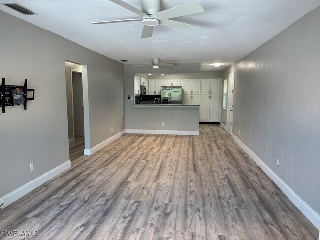 Building Photo - 228 Fox Glen Dr