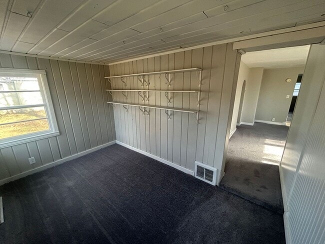 Building Photo - Refreshed and beautiful 3 bedroom single family home!