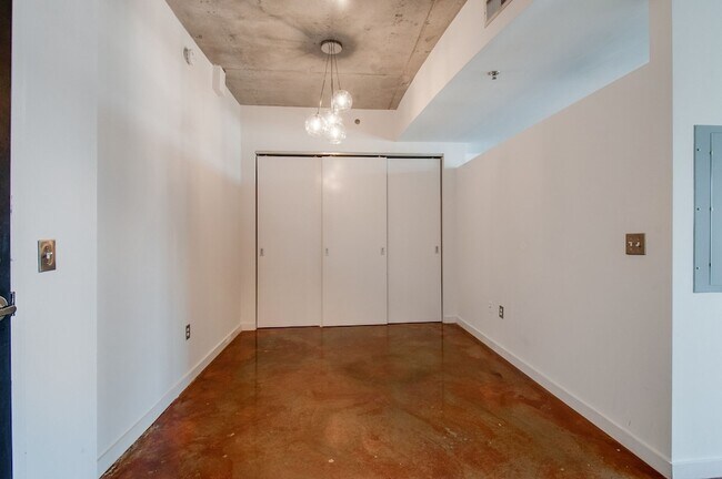 Building Photo - 600 12th Ave S