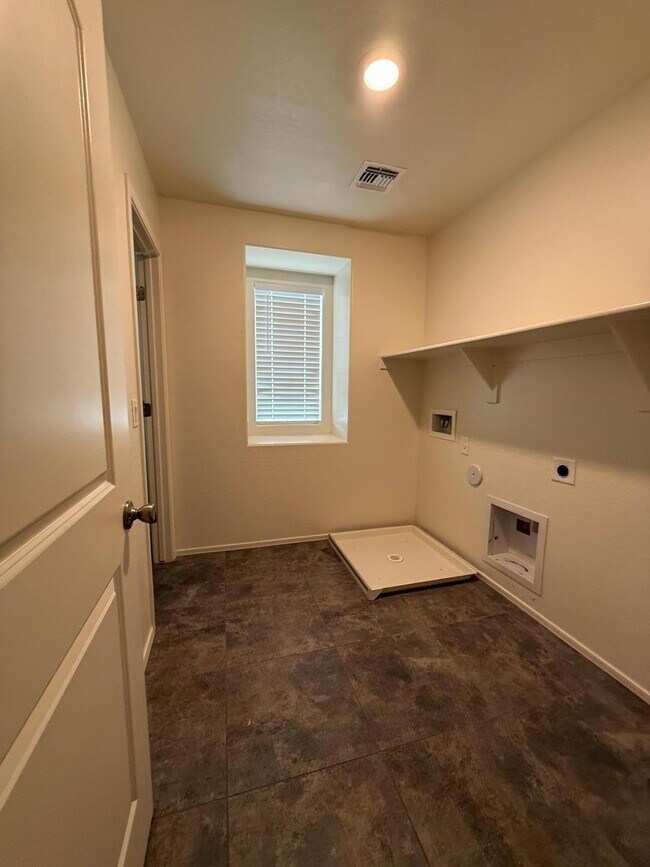 Building Photo - 16579 W Jenan Dr